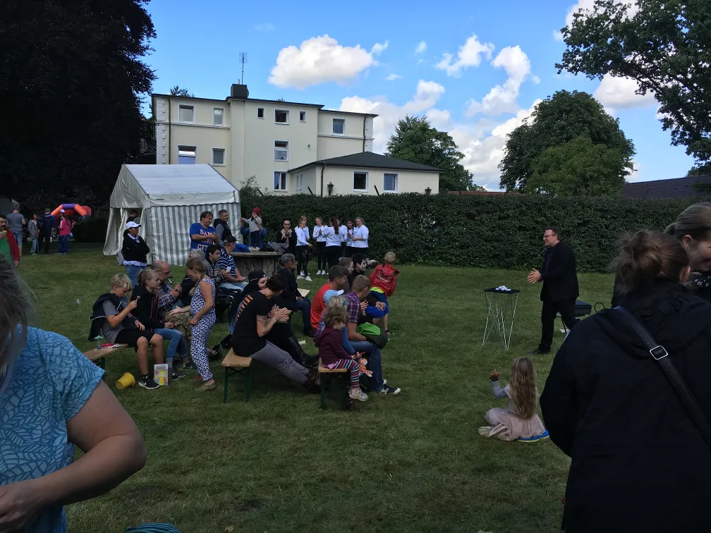 Gäste beim Sommerfest
