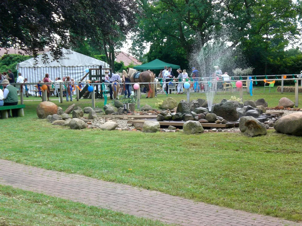 Gemeinsames Feiern beim Sommerfest