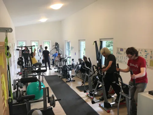 Bewohner bei der Arbeit in der Gruppe