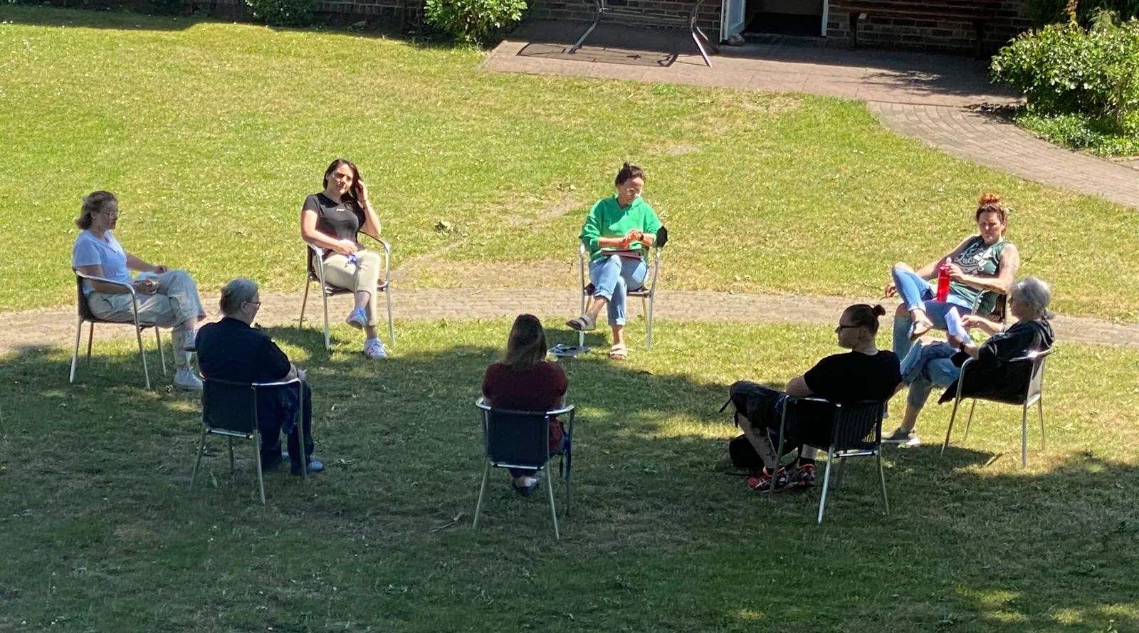 Haus Entenbusch – Außenansicht mit Team